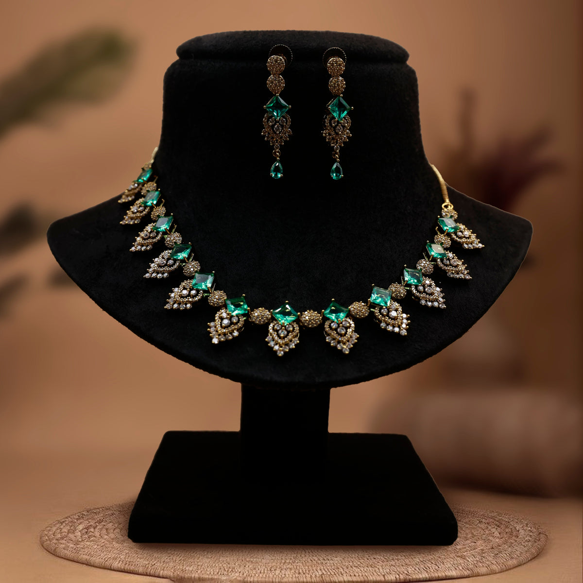 Elegant Emerald Green Necklace Set – Antique Gold Tone Jewelry