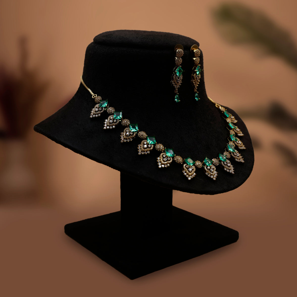 Elegant Emerald Green Necklace Set – Antique Gold Tone Jewelry